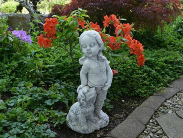 Taman dengan hiasan patung-patung dekoratif yang menghiasi jalur setapak